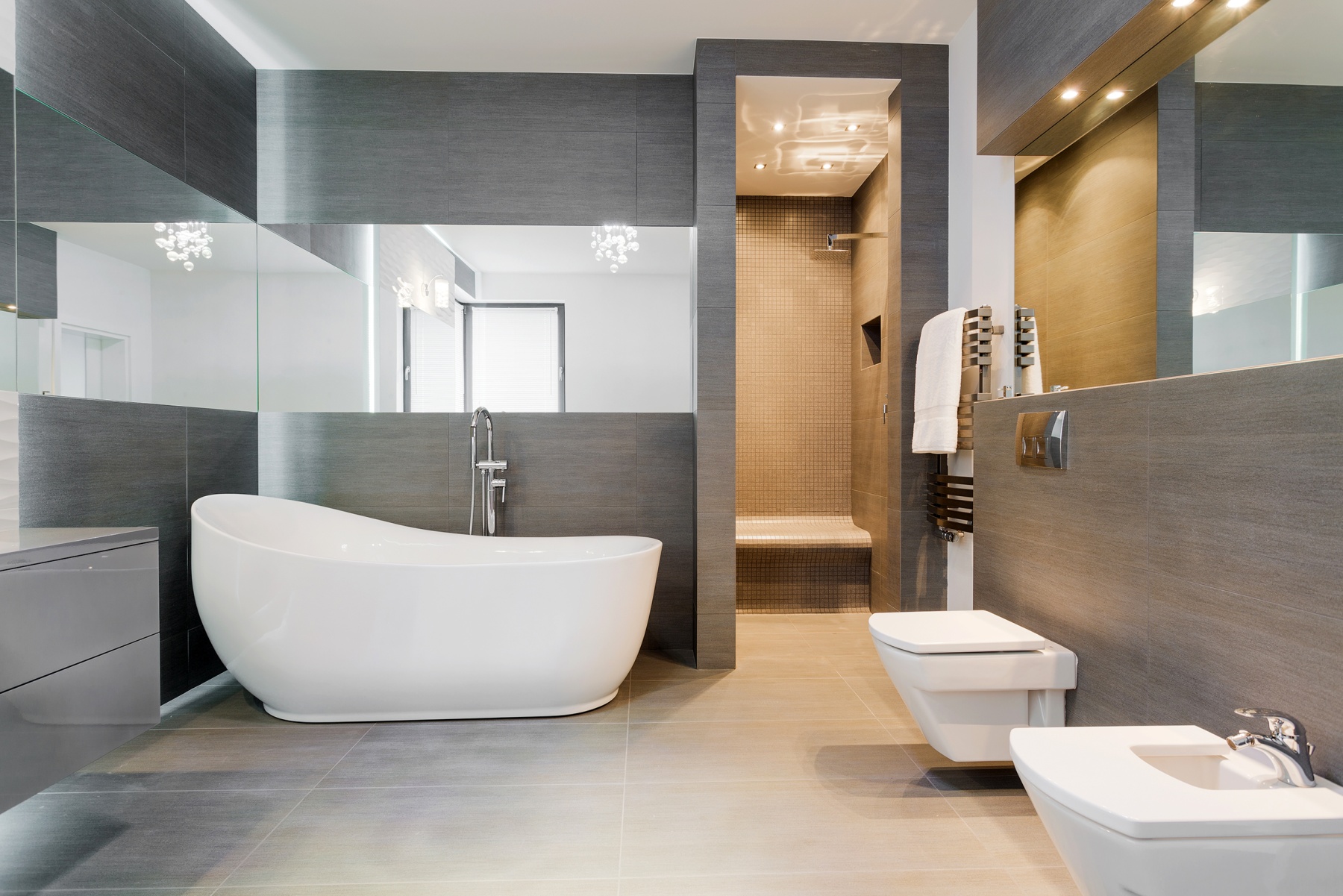 Großzügiges, modern gestaltetes Badezimmer